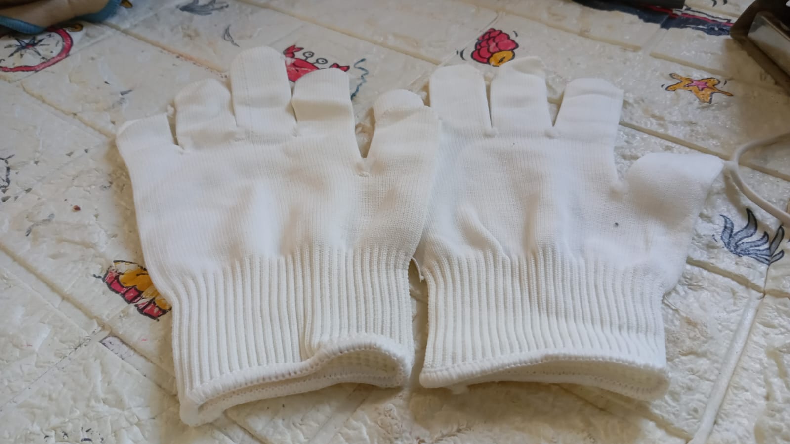Safety gloves with heat and cut protection Safety gloves with heat and cut protection